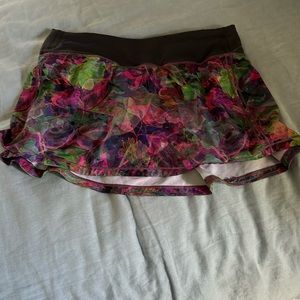 Lululemon Pace Rival Mid Rise Skirt size 6 in Vivid Floral Tone multi